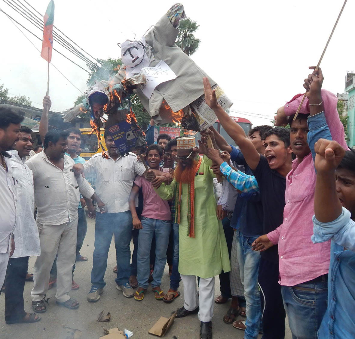 Burnt effigies of Mayawati and Nasimuddin