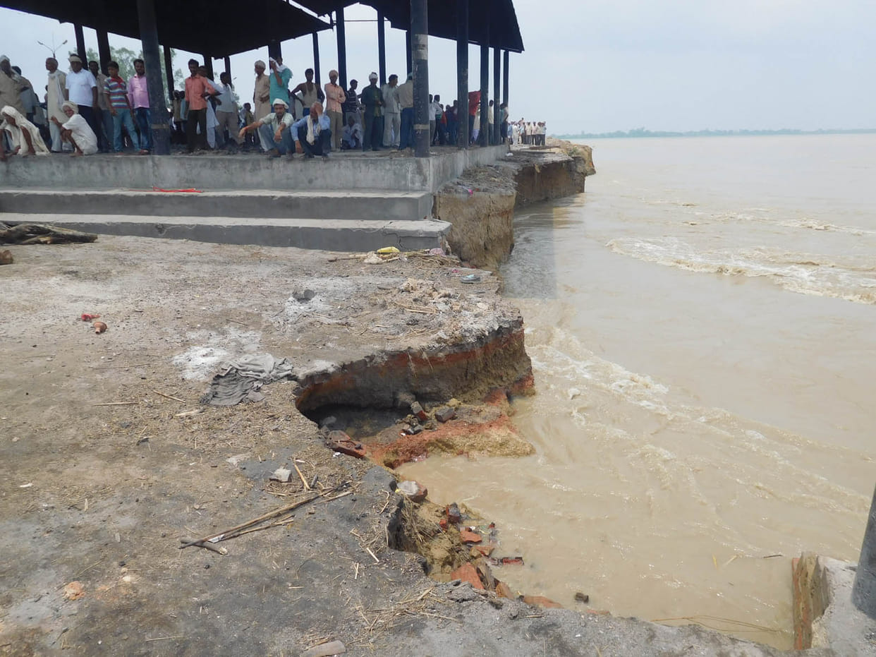 The water level was 20 cm below the intersection