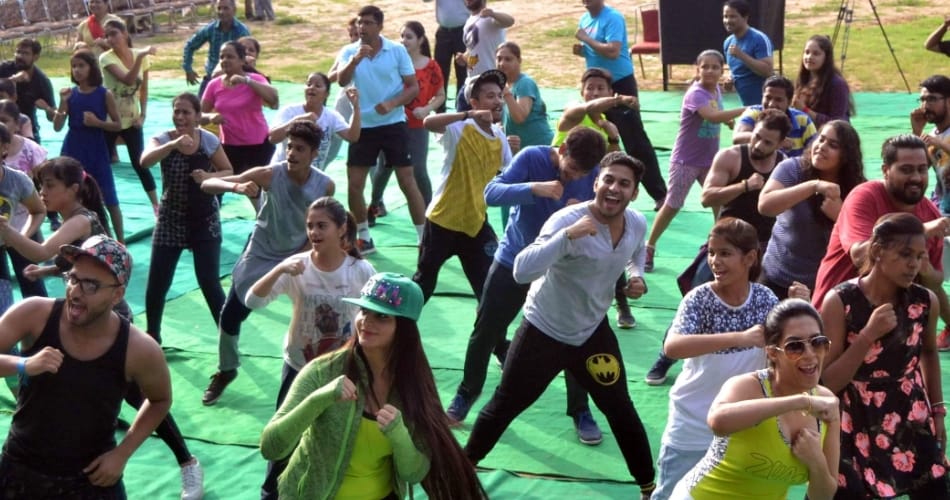amazing photos of girls zumba dance in leisure valley chandigarh