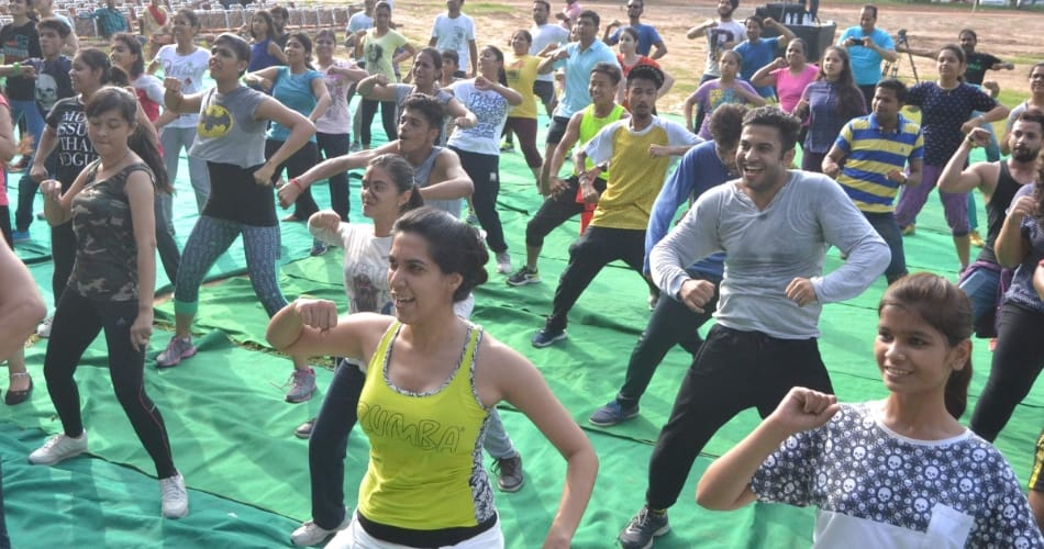 amazing photos of girls zumba dance in leisure valley chandigarh