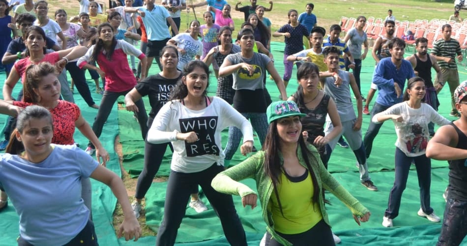 amazing photos of girls zumba dance in leisure valley chandigarh