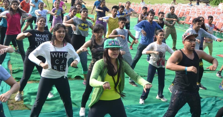 amazing photos of girls zumba dance in leisure valley chandigarh
