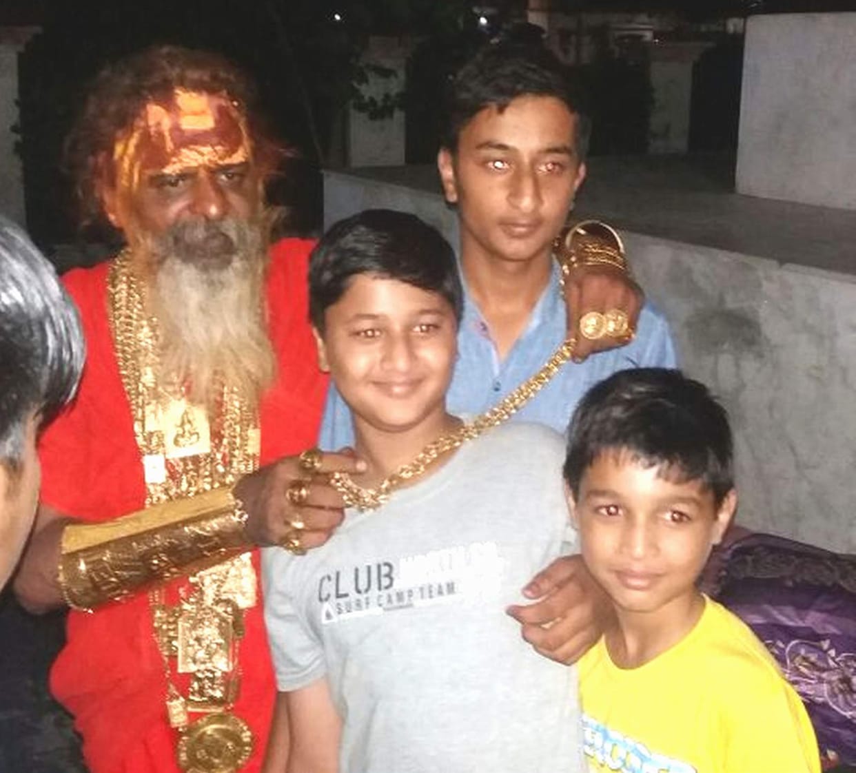 crowd gatherd to see the golden baba