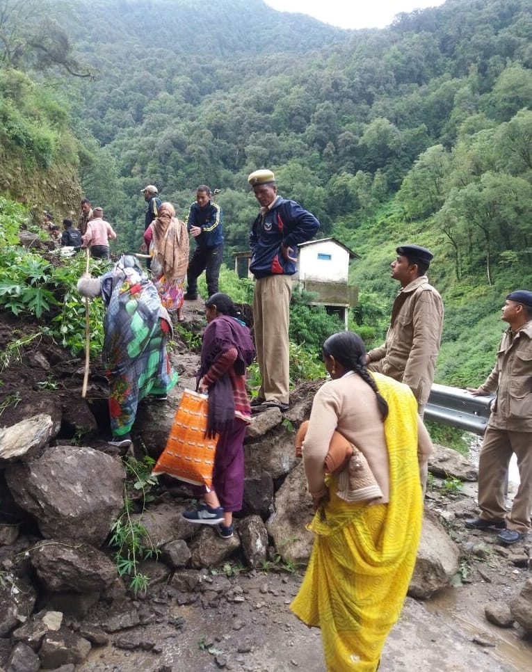 Highway: land subsidence in many places desecrated