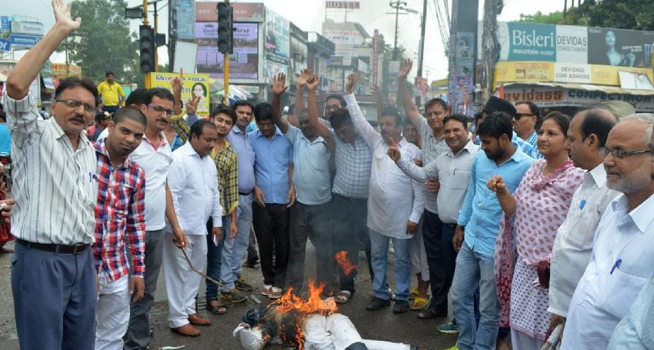 Congressmen blew effigy of Prime Minister