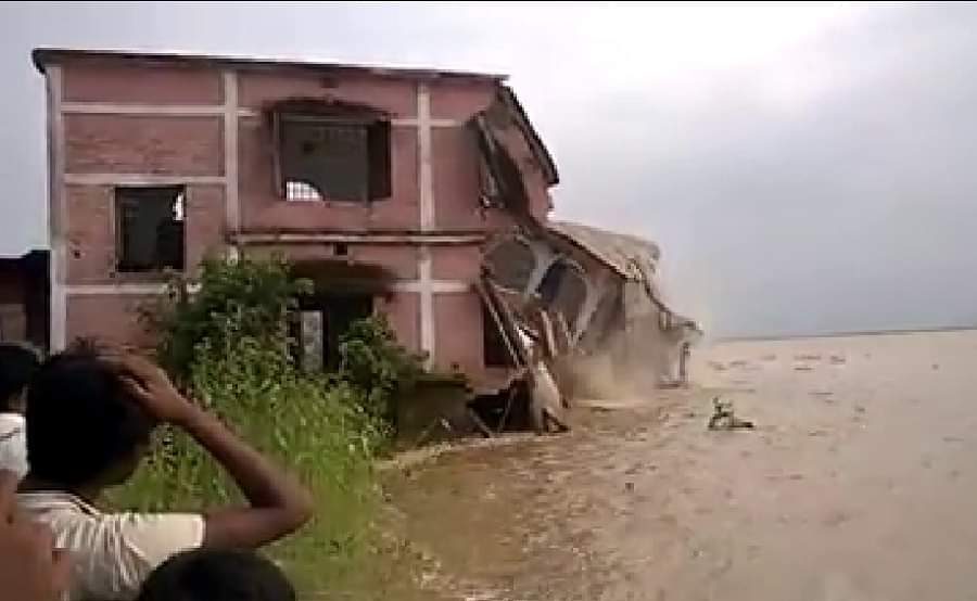 गंगा में बहा स्कूल