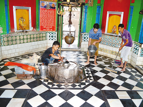 on first day of shawan devotees gathered at temple