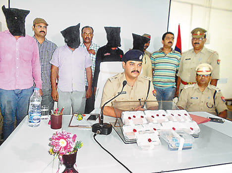 Four smugglers caught with ten million Smack