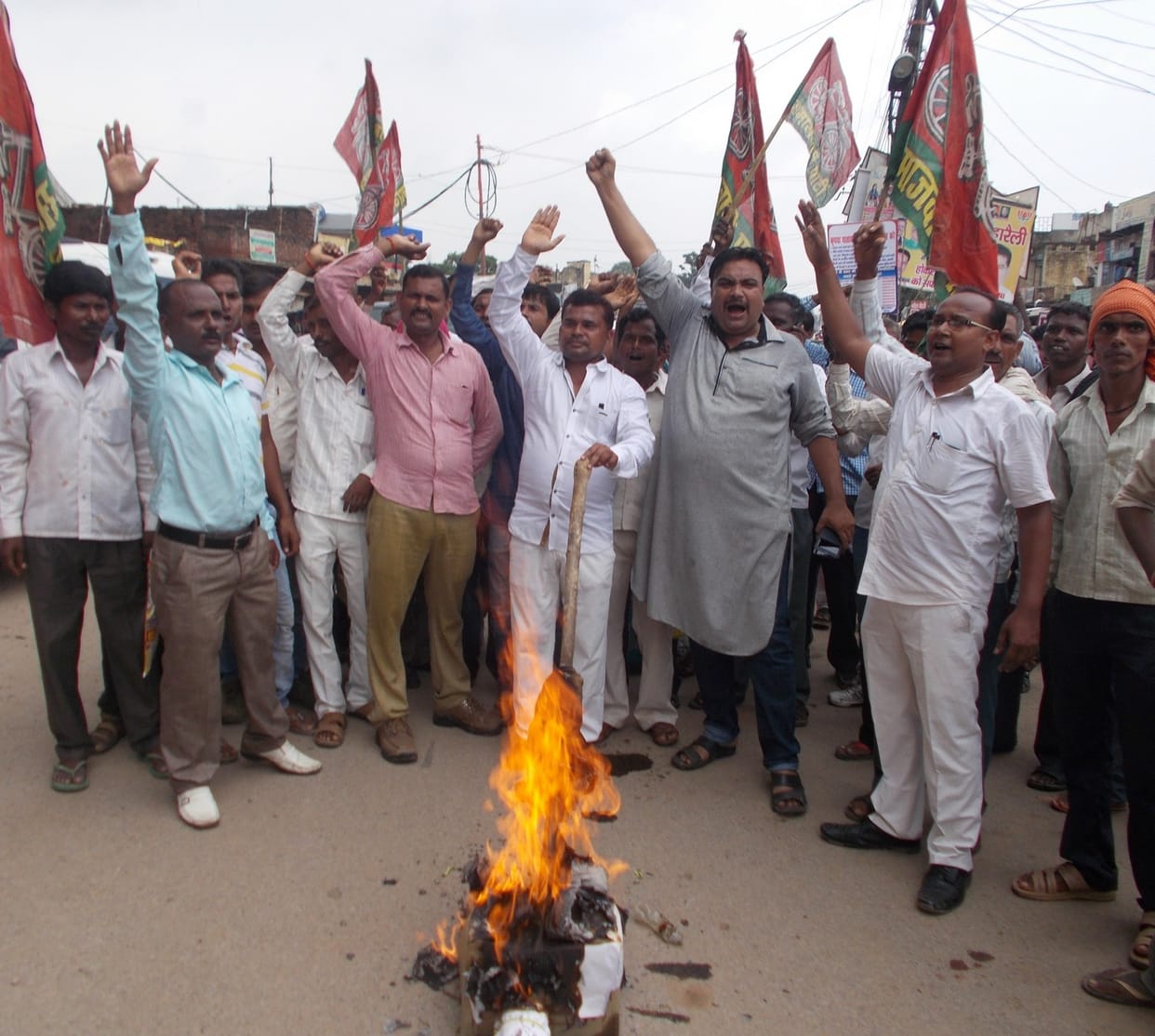 SP members demonstrated against price hike