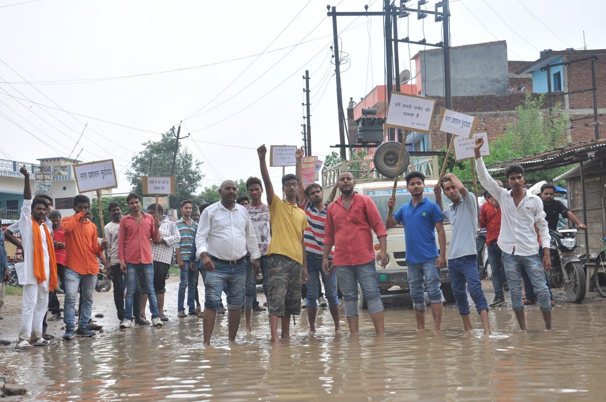 Angry people jaam the road for waterlogging