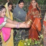 सावन के पहले सोमवार पर मुक्तेश्वर नाथ मंदिर पर जल जढातीं महिलाएं।