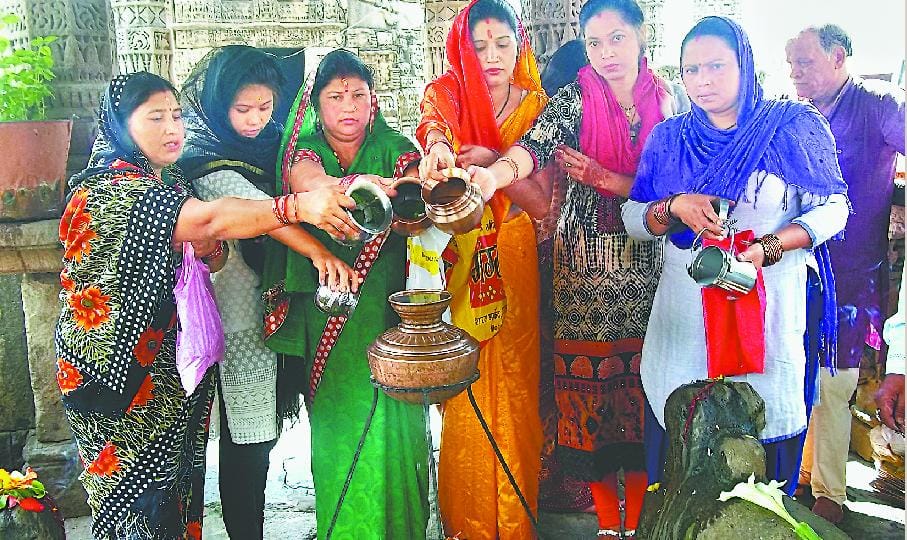 Sawan on the second Monday of devotees thronging