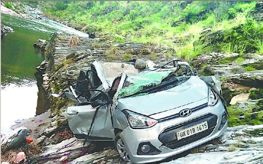Car falls into river, killing two young men