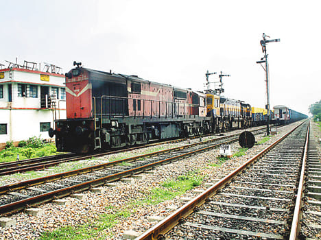 Overloading the engine failure, the train was standing