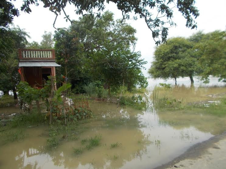 Hundreds of acres farmland submerged, frightened people