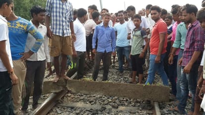 Tata Magic train collision, five schoolchildren died, several injured