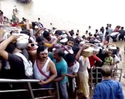Devotees perform worship at Kashi Vishwanath temple