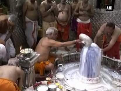 Devotees throng temples to celebrate first Monday of ‘Saawan’
