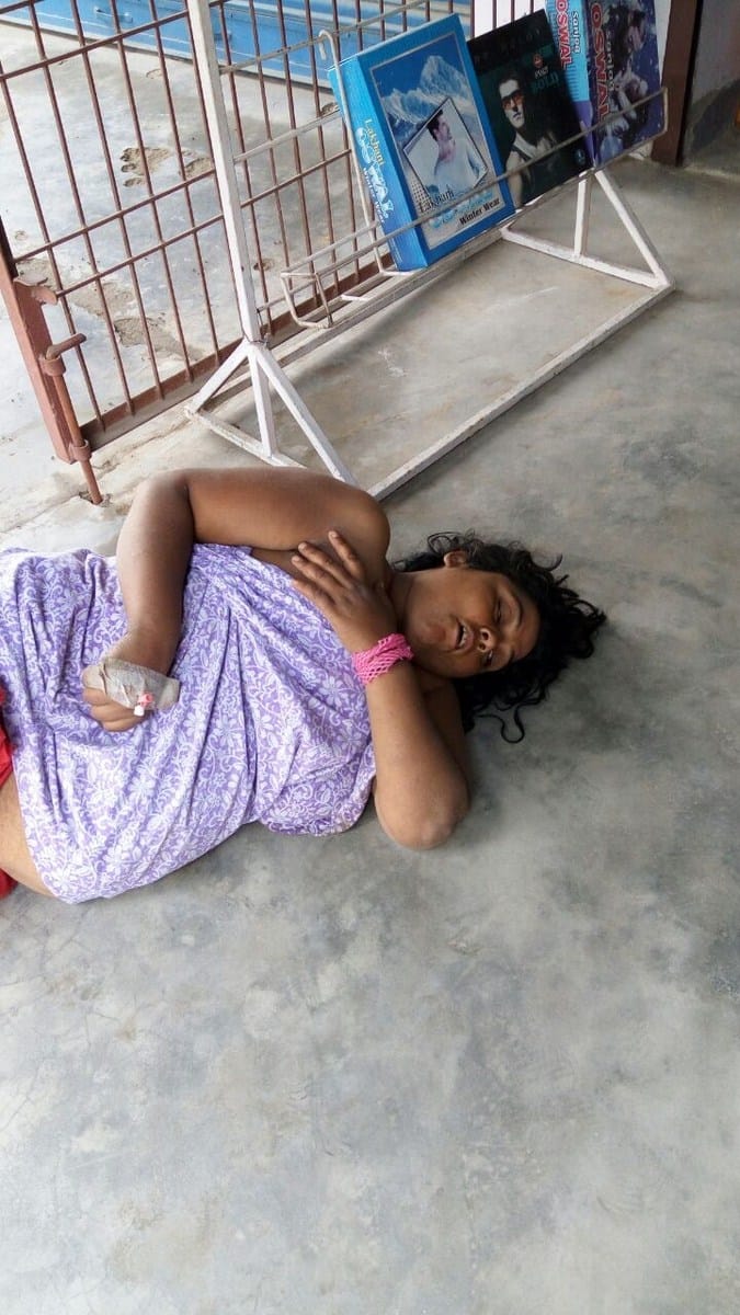 a women is wriggling on medical college gate