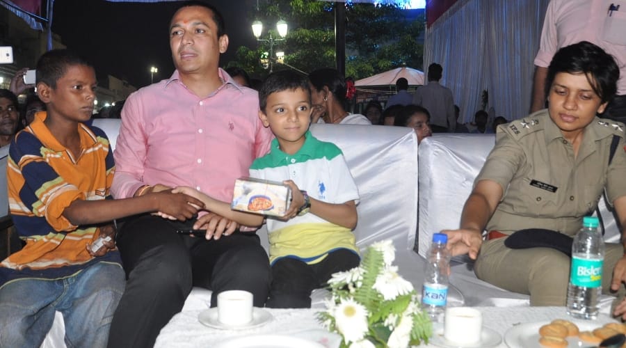 lucknow dm rajshekhar helps poor boy sonu