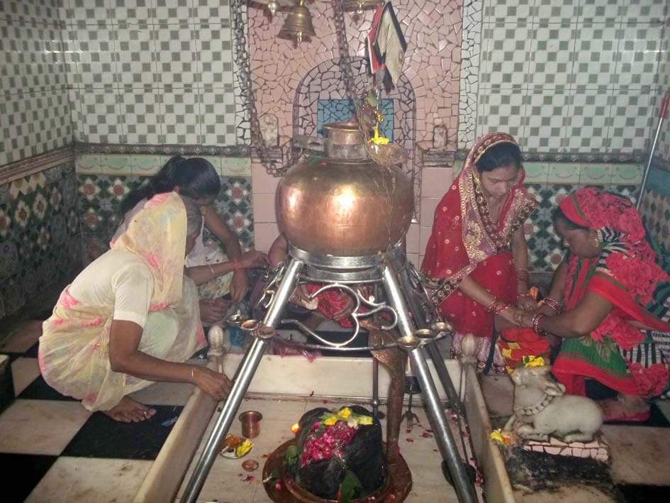 Har Har Mahadev cheers from the pagoda Gunje