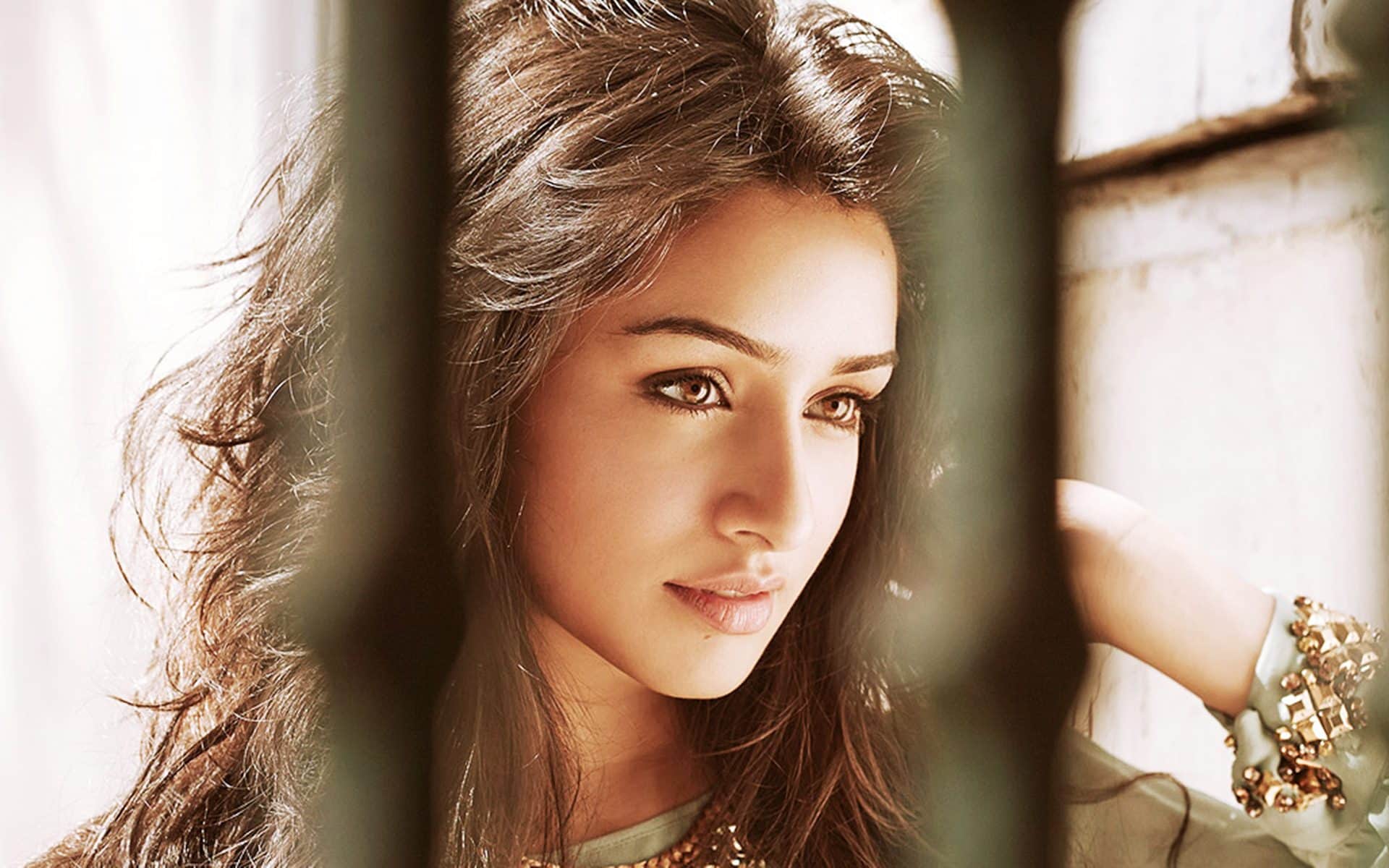This actress banned from carrying phone and watch on the set