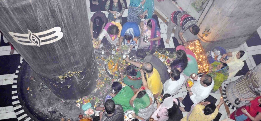 temples filled with devotees on first monday of shravan