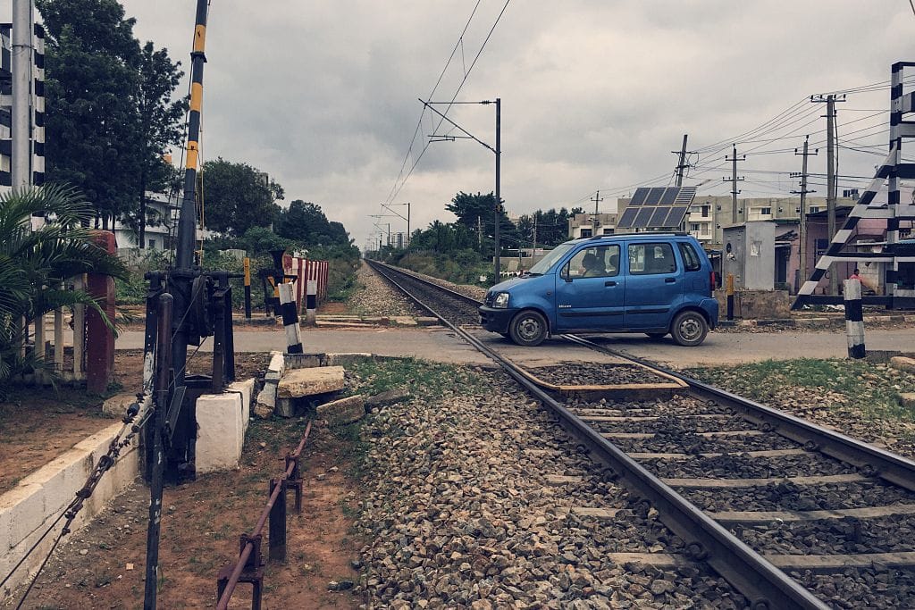 Khurja-Hapur will be closed between the unmanned gate.