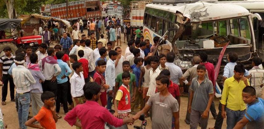 24 injured in bus - truck collision Mini , jams