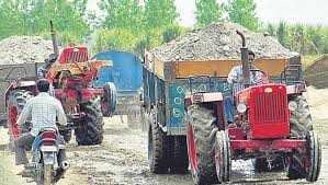 Coming from where sand Loaded tractor-trolleys