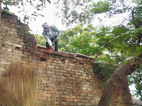 To save their lives, breaking concrete houses