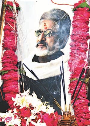 Immerse the ashes , contained in Sangam -tail