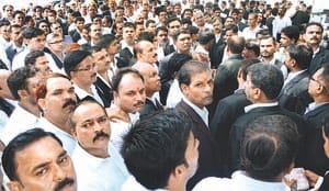 Lawyers filled shout , Sumit met Justice