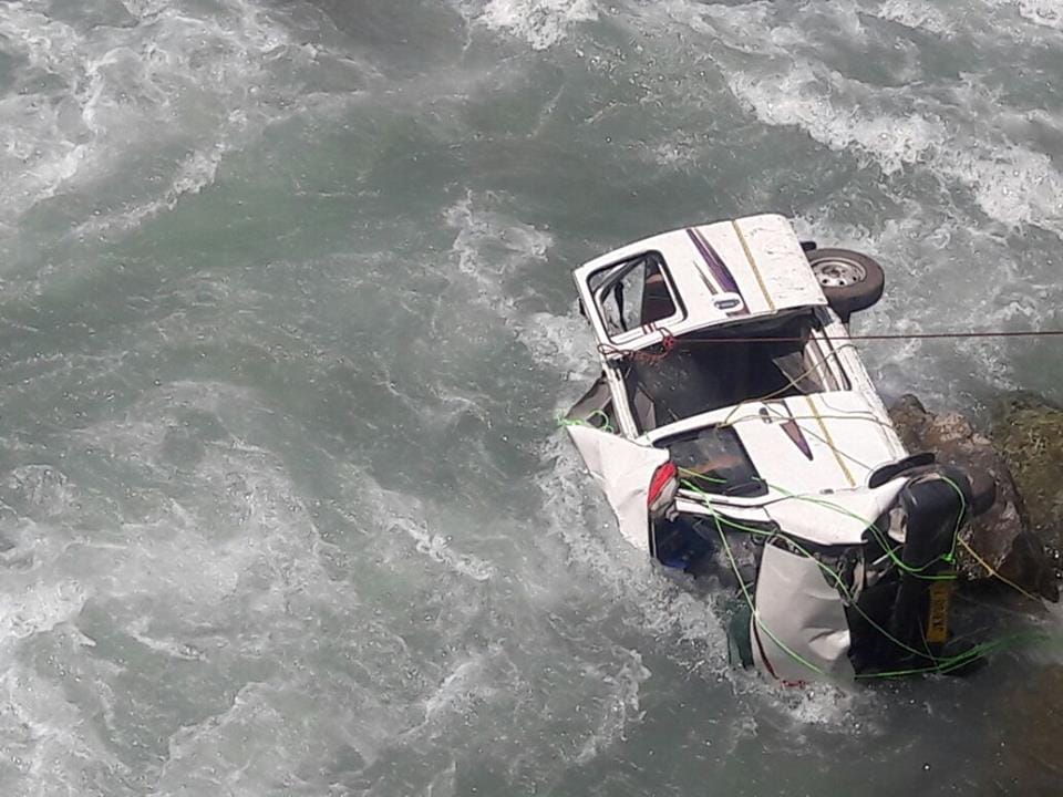 Amarnath pilgrim killed, 9 hurt as vehicle rolls down gorge 