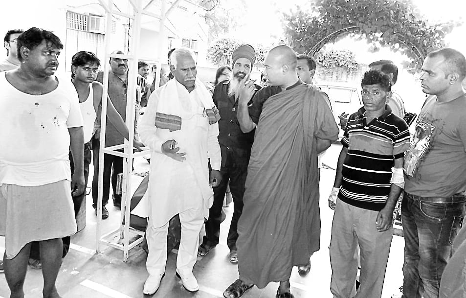 jasrana me roki yatra, bhikshuon se badsuluki