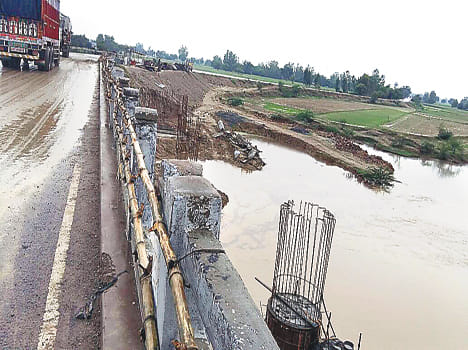 Sapphire cracks in the bridge, heavy vehicles on traffic stop