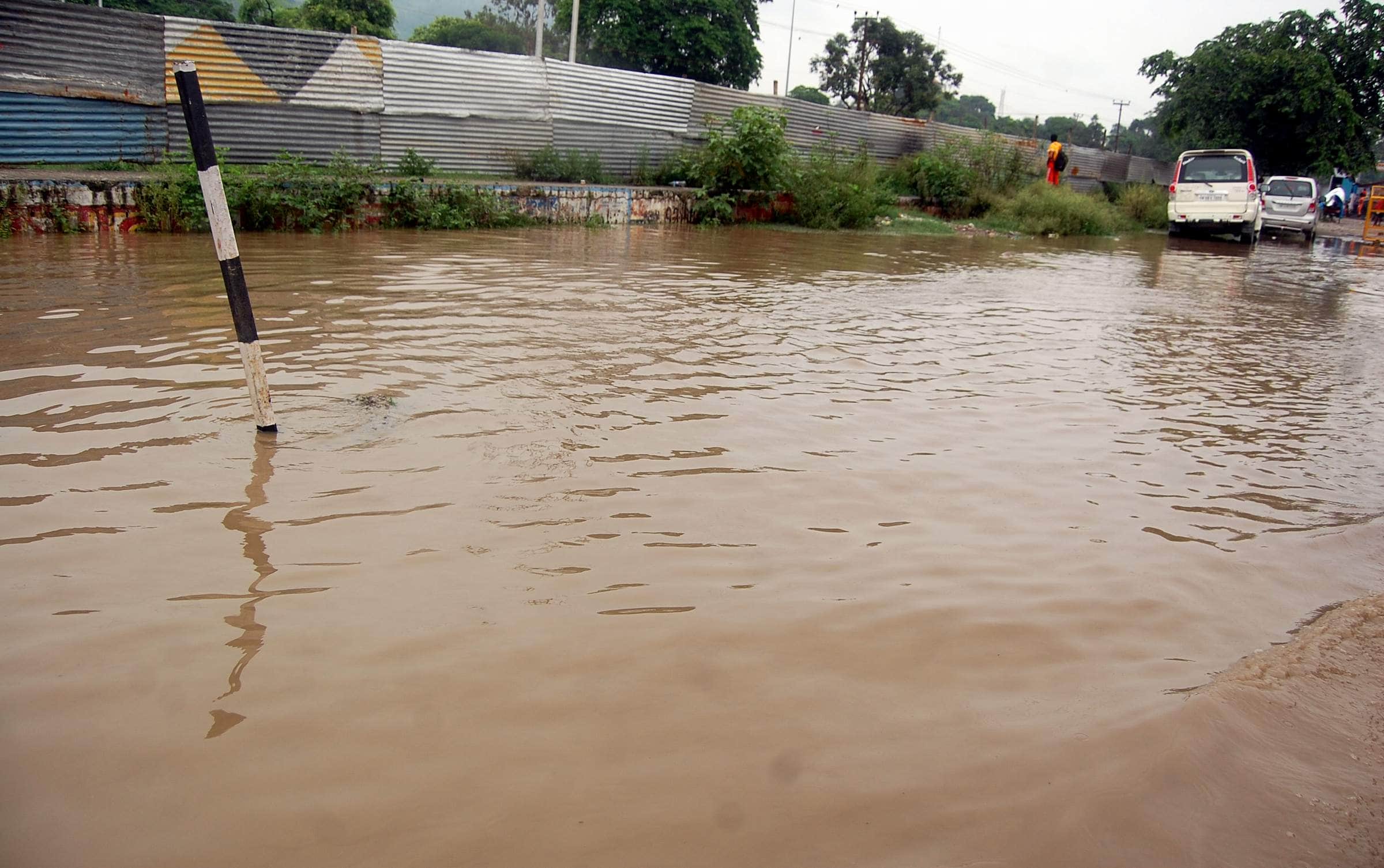 heavy rain in haridwar, condition like flood.