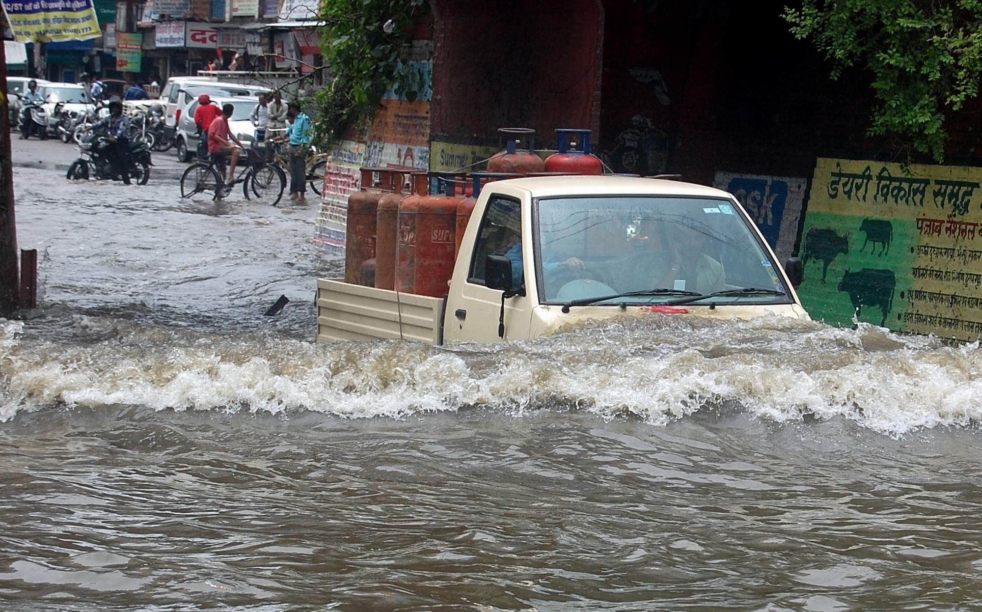 heavy rain in haridwar, condition like flood.