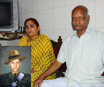 martyrs parents on 17th kargil vijay divas.