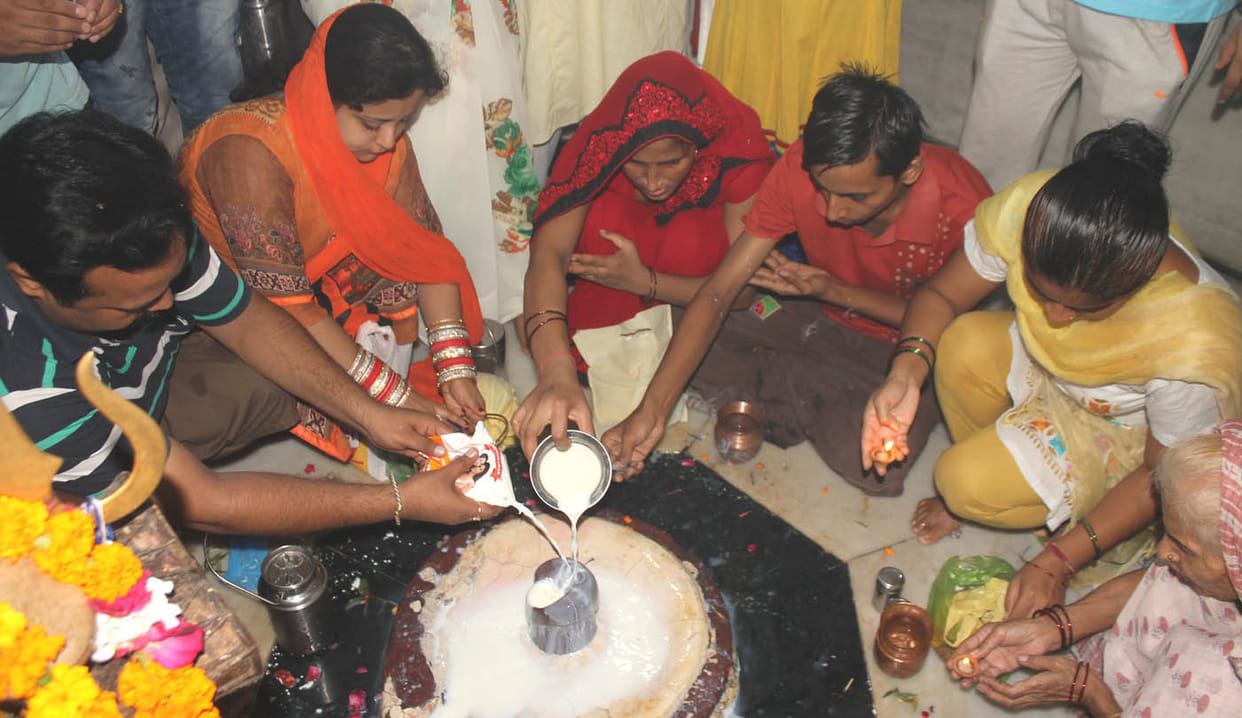 Monday's first bomb-bomb innocent coined Sawan