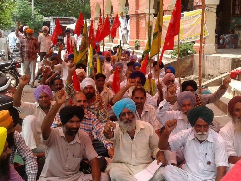 protest, gurdaspur protest, farmer protest on DC office, gurdaspur, amritsar