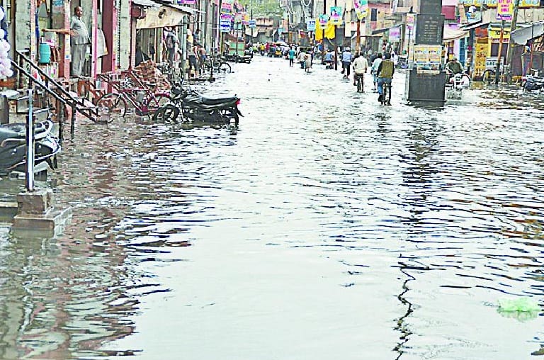 Rains submerged roads of the city