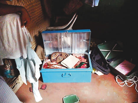 theft incident in two houses amounting to rupees 10lakhs