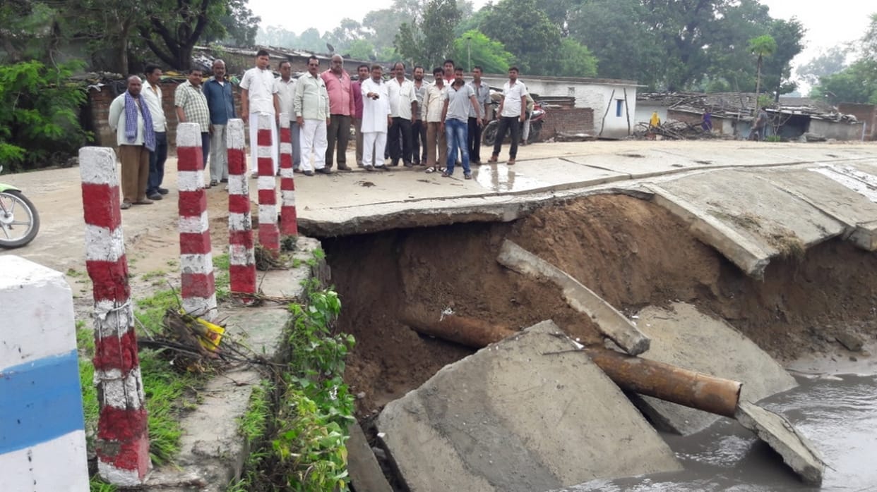 Ballia sewer water entered houses in dozens rooms