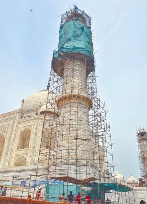 taj: tourists injured by the falling stones