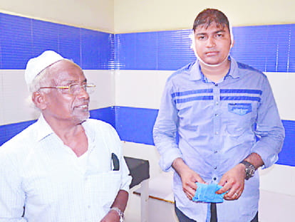 tourist injured by the stone of taj mahal