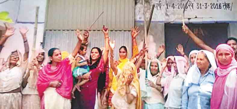 wine shop,women angry,amroha