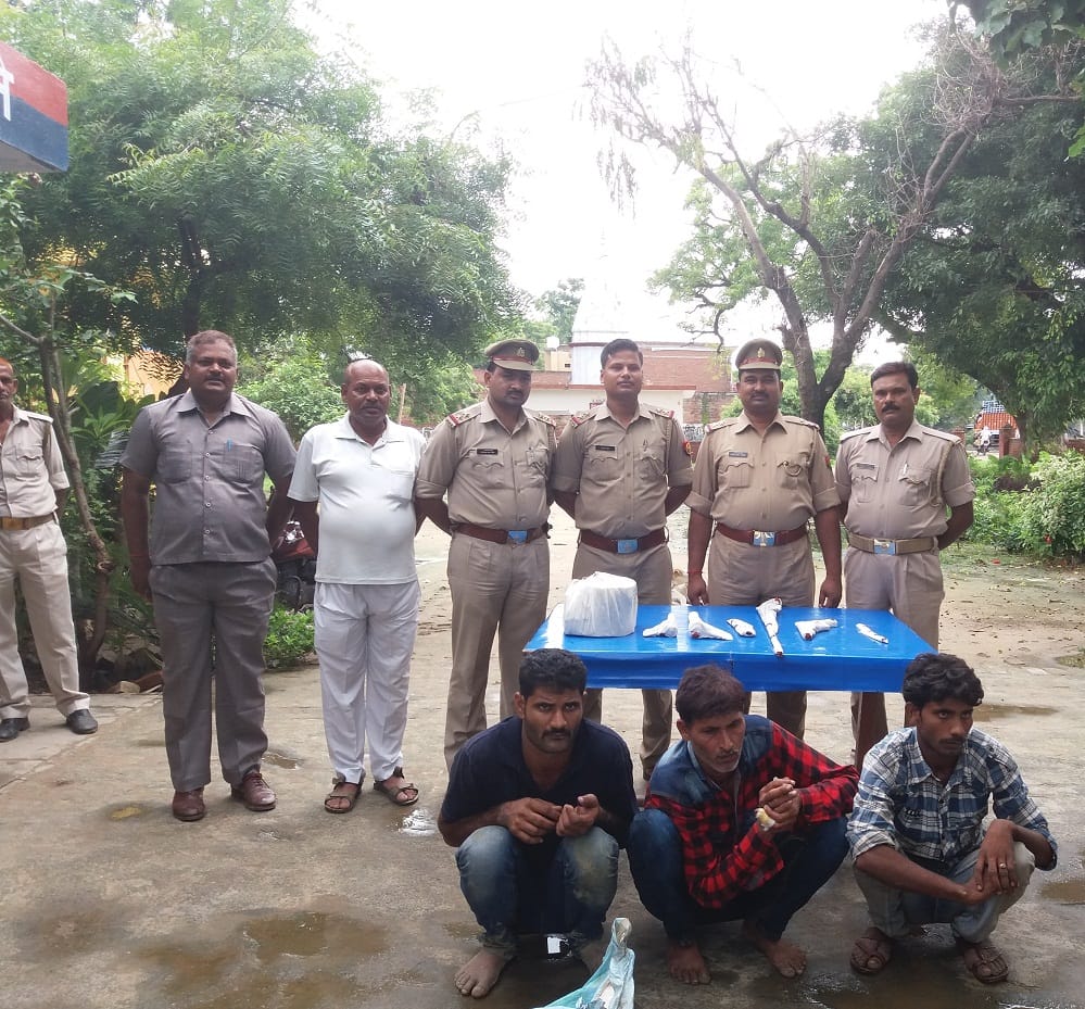 Animal smugglers firing on the police, three arrested