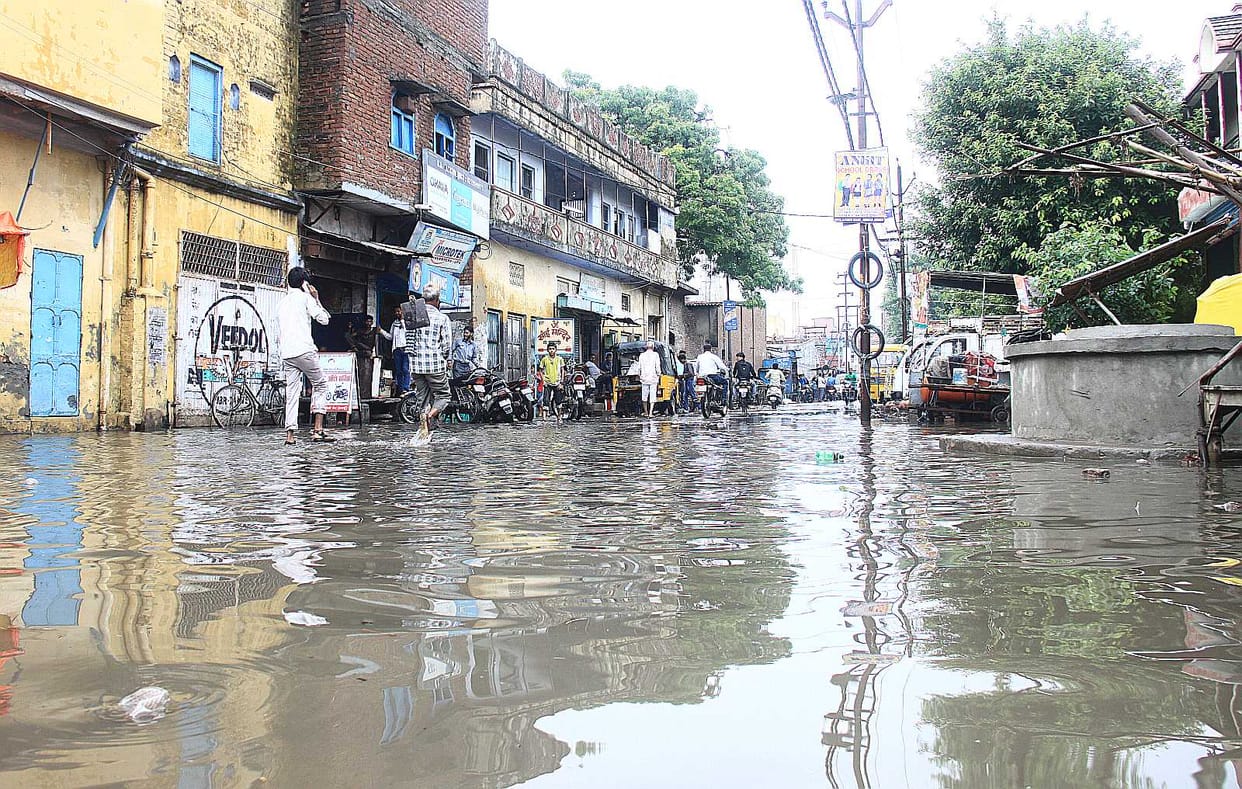 Waterlogging in the city of rain in the evening