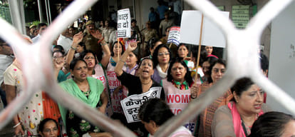Delhi BJP women activists reached the secretariat, Kejriwal asked for the resignation of Maliwal